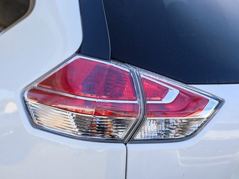 Used 2016 Nissan Rogue S w/ S Family Package FWD image 10