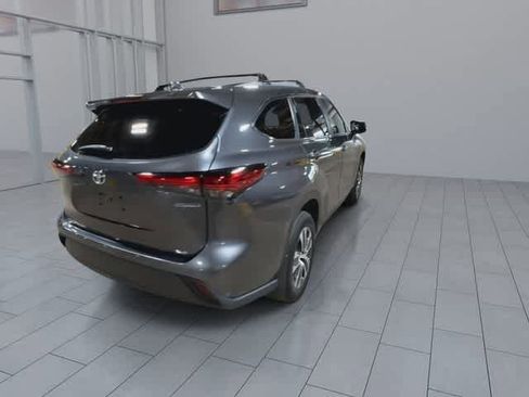 Used 2023 Toyota Highlander XLE AWD/4WD image 8