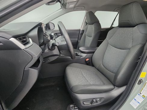 Used 2022 Toyota RAV4 XLE image 17