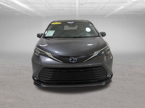 Used 2025 Toyota Sienna XLE w/ XLE Plus Package FWD image 2