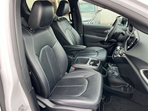 Used 2025 Chrysler Pacifica Select image 39