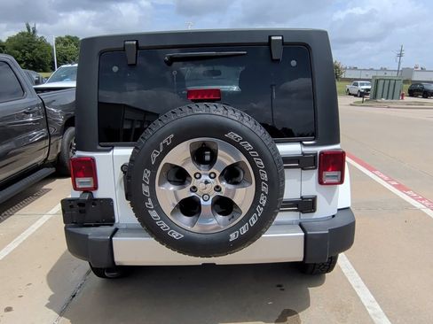 Used 2017 Jeep Wrangler Unlimited Sahara w/ Connectivity Group AWD/4WD image 6