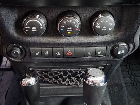 Used 2017 Jeep Wrangler Unlimited Sahara AWD/4WD image 19