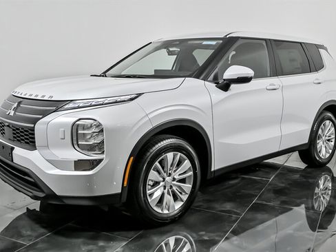 New 2025 Mitsubishi Outlander ES image 5