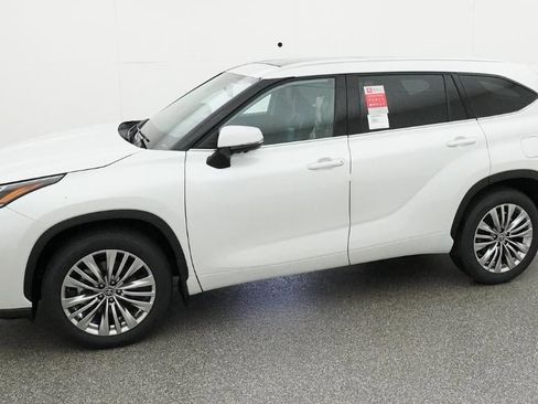 New 2026 Toyota Highlander Platinum AWD/4WD image 2