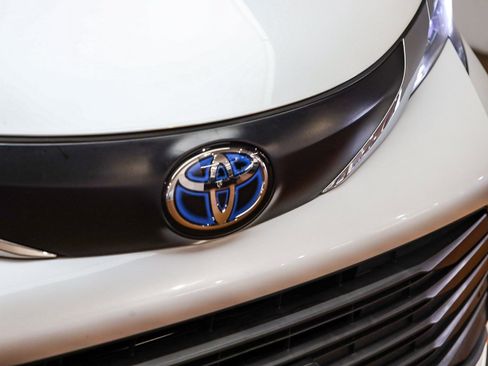 Used 2024 Toyota Sienna XLE w/ XLE Plus Package image 6