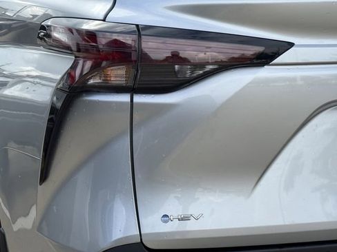 Used 2025 Toyota Sienna XLE FWD image 6
