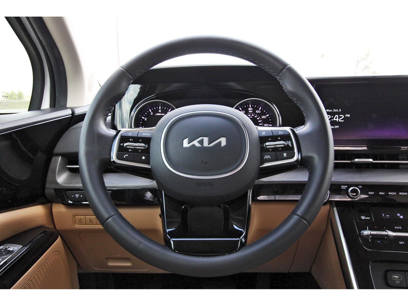 Used 2024 Kia Carnival EX FWD image 15