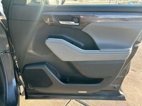 Used 2022 Toyota Highlander Platinum image 32
