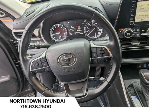 Used 2022 Toyota Highlander XLE image 7