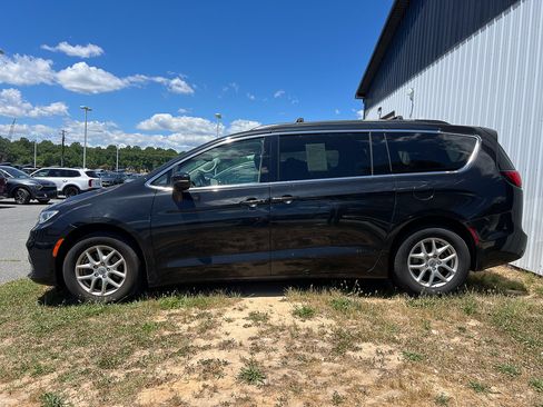 Used 2022 Chrysler Pacifica Touring-L FWD image 2