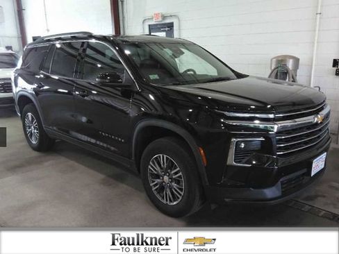 Used 2025 Chevrolet Traverse LT image 1