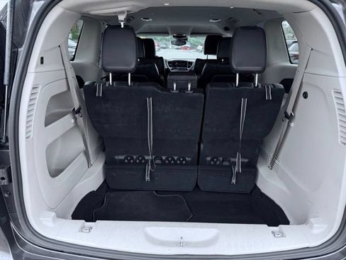 Used 2023 Chrysler Pacifica Touring-L FWD image 10