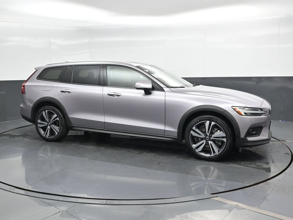 New 2026 Volvo V60 B5 Cross Country Plus w/ Climate Package AWD/4WD image 3