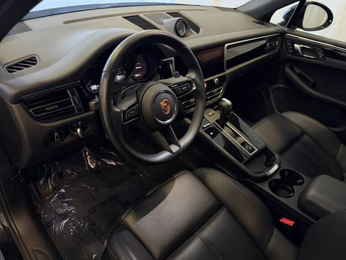 Certified 2024 Porsche Macan AWD/4WD image 4