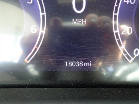 Used 2024 Jeep Grand Cherokee Limited image 12