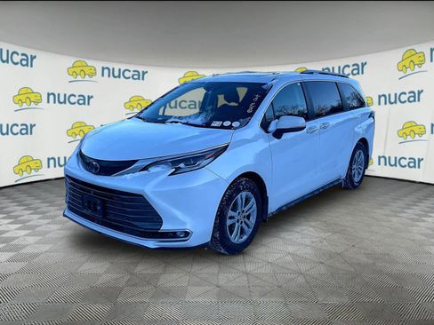 Certified 2022 Toyota Sienna Platinum image 2