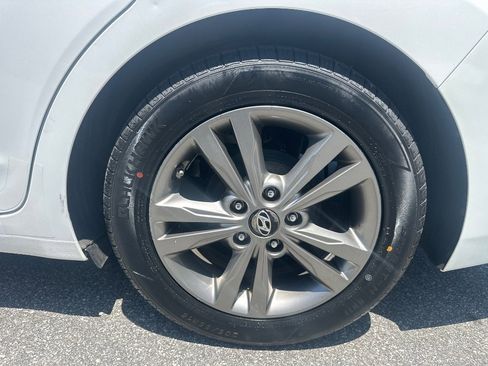 Used 2017 Hyundai Elantra SE FWD image 37