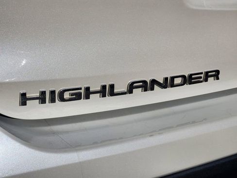 Used 2021 Toyota Highlander Limited image 18