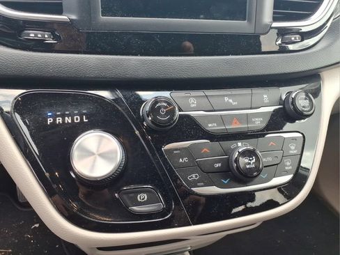 Used 2020 Chrysler Pacifica Touring w/ Cold Weather Group FWD image 10