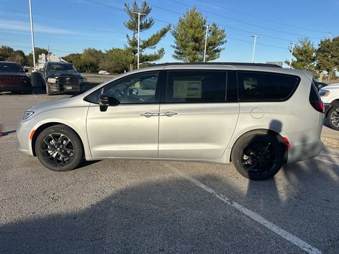 New 2026 Chrysler Pacifica Select image 19
