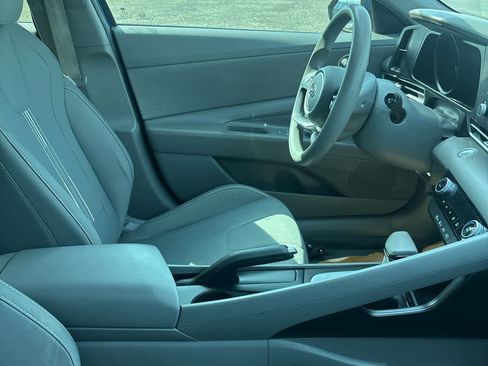 Used 2022 Hyundai Elantra SEL FWD image 3