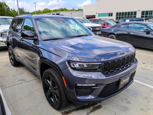Used 2025 Jeep Grand Cherokee Limited w/ Black Appearance Package image 2