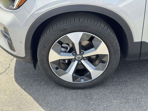 Certified 2025 Volvo XC40 B5 Plus AWD/4WD image 8