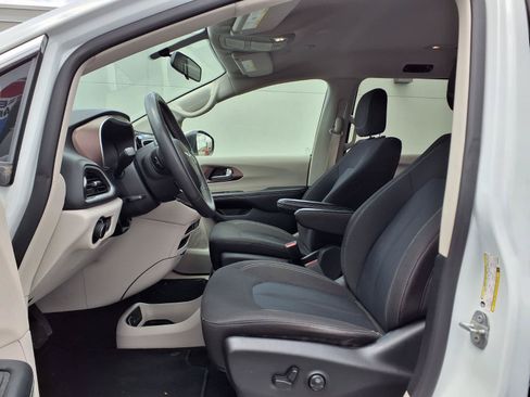 Used 2022 Chrysler Voyager LX FWD image 13