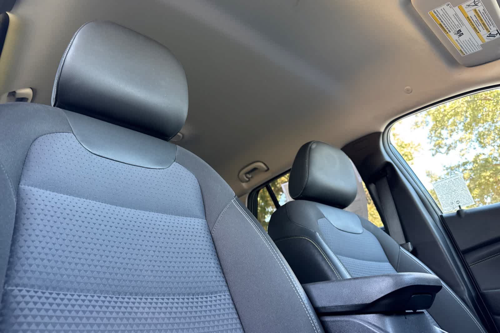 Used 2025 Chevrolet Trax LT FWD image 17