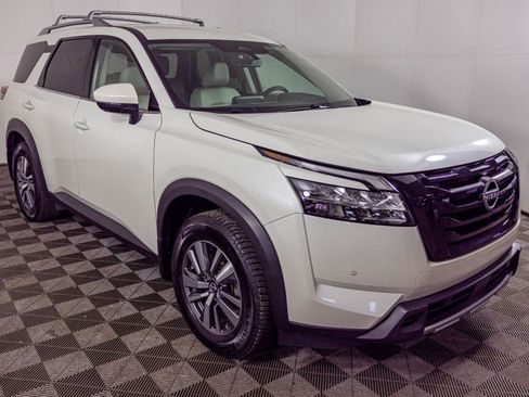 Used 2024 Nissan Pathfinder SL w/ Black Appearance Package AWD/4WD image 13