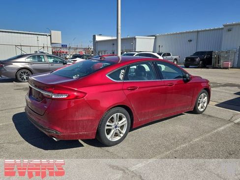 Used 2018 Ford Fusion SE image 3