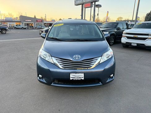 Used 2017 Toyota Sienna XLE w/ XLE Navigation Package FWD image 4