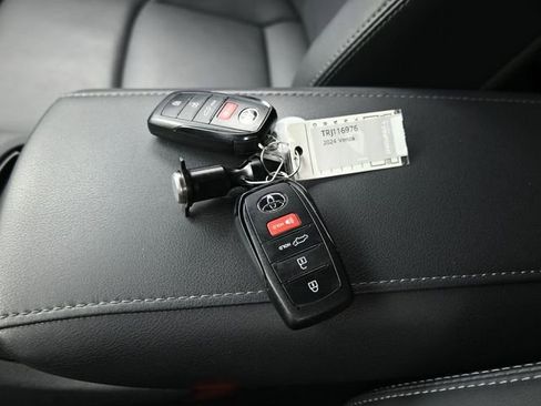 Used 2024 Toyota Venza XLE AWD/4WD image 9