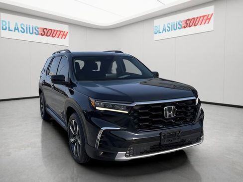 Used 2023 Honda Pilot Touring image 1