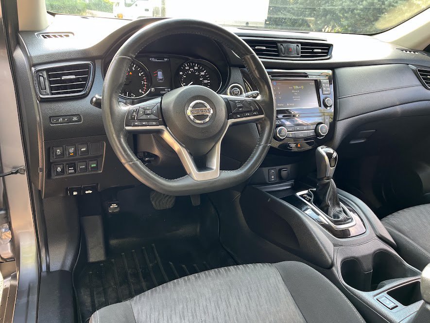 Used 2017 Nissan Rogue SV w/ SV Premium Package AWD/4WD image 10