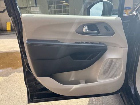 Used 2023 Chrysler Pacifica Touring-L image 18