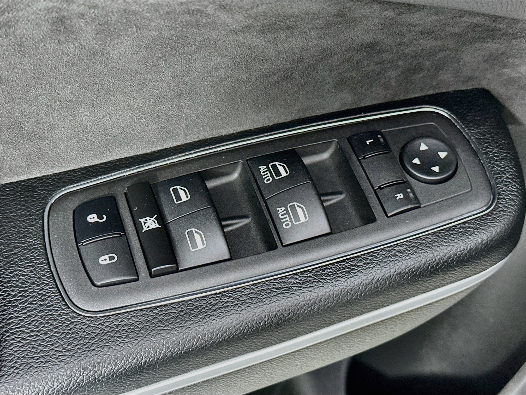 Used 2023 Chrysler 300 C RWD image 18
