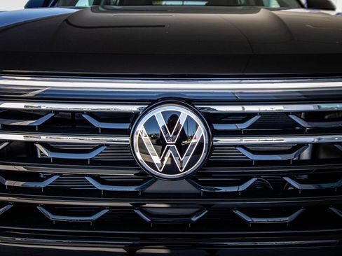 New 2026 Volkswagen Atlas Peak Edition image 8