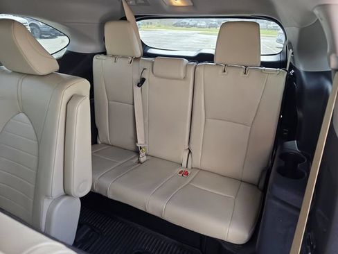 Used 2024 Toyota Highlander XLE FWD image 18