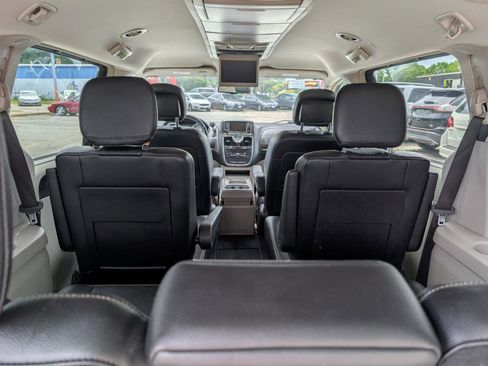 Used 2015 Chrysler Town & Country Touring FWD image 7