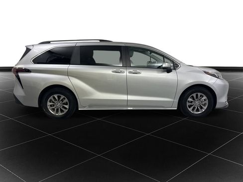 Used 2024 Toyota Sienna XLE image 6