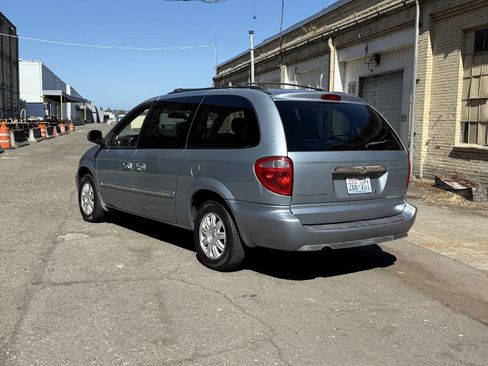 Used 2006 Chrysler Town & Country Touring image 7