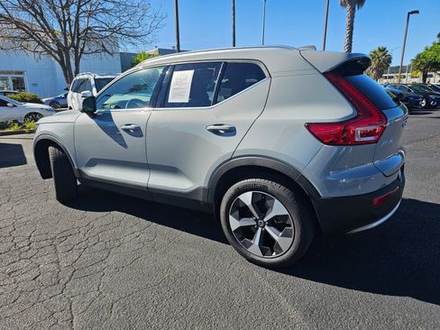 Used 2025 Volvo XC40 B5 Core AWD/4WD image 2