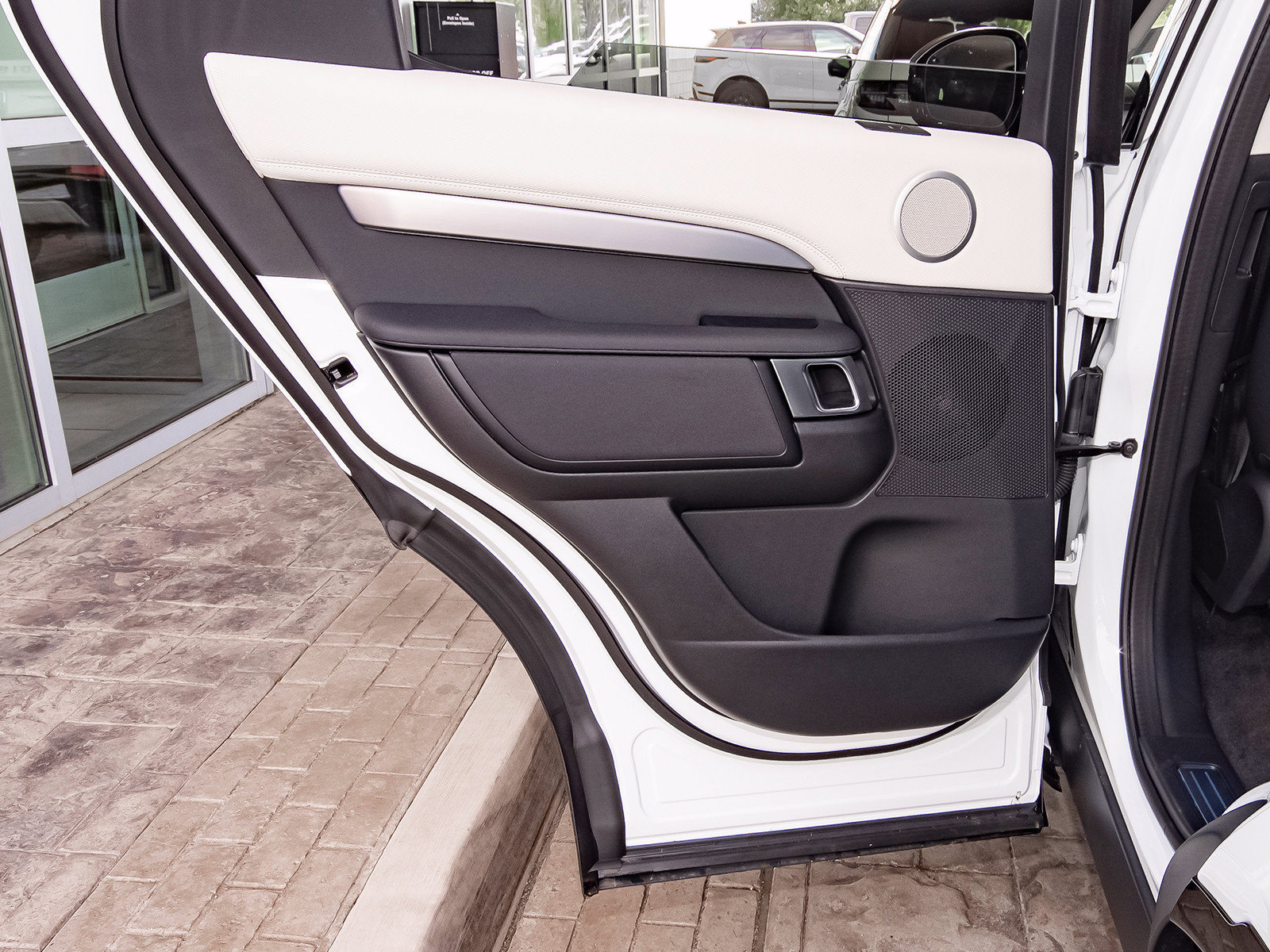 New 2026 Land Rover Discovery Limited Edition AWD/4WD image 43
