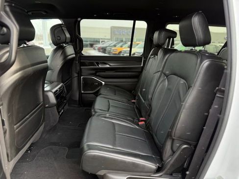 Used 2024 Jeep Wagoneer L Series II w/ Flexible Seating Group image 15