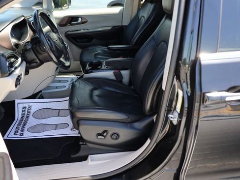 Used 2019 Chrysler Pacifica Touring-L Plus w/ Advanced Safetytec Group FWD image 13