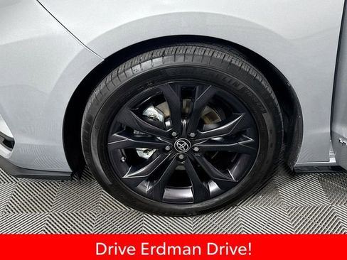 Used 2021 Toyota Sienna XSE w/ XSE Plus Package FWD image 4