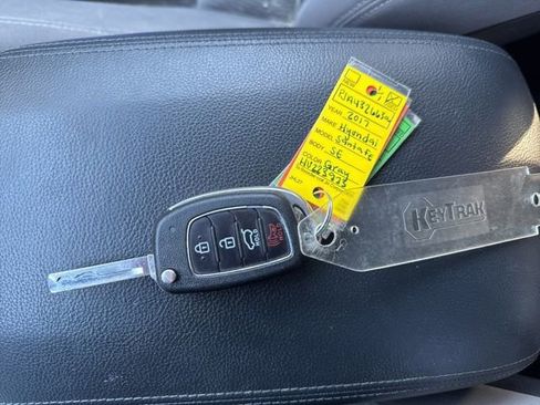 Used 2017 Hyundai Santa Fe SE w/ Cargo Package image 7