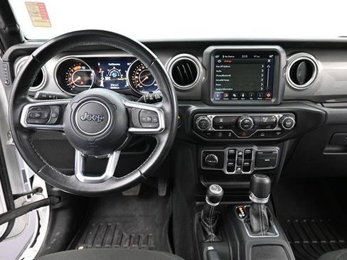 Used 2022 Jeep Wrangler Unlimited Sahara AWD/4WD image 15